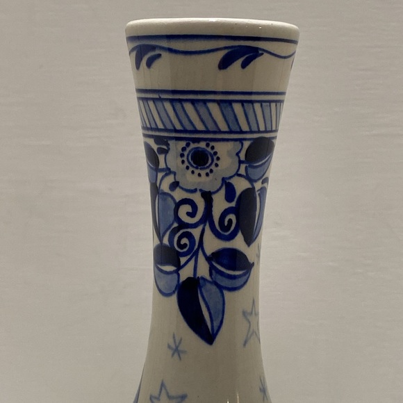 ROYAL GOEDEWAAGEN (Gouda Pottery) Blue Hand Painted Fluted Vase - Picture 4 of 6